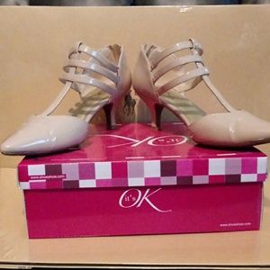 Size 8 1/2. Its ok shoes